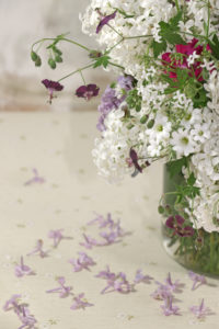Arrangement mit Flieder im Vintage-Stil Arrangement mit Flieder im Vintage-Stil
